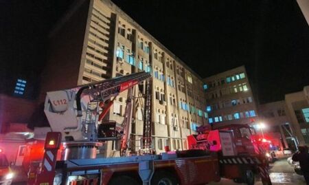 Десет души загинаха при пожар в болница