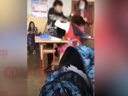 Шокиращи кадри от класна стая, учителка дърпа косата на момиче