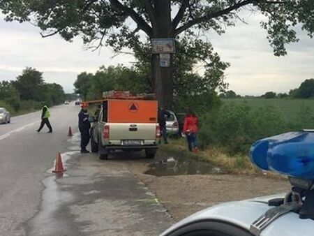 Кола се заби в дърво край Самоков, две жени са загинали