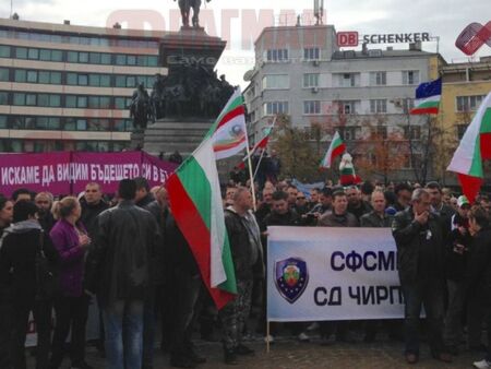 Полицаи на протест, разпъват палатка пред парламента