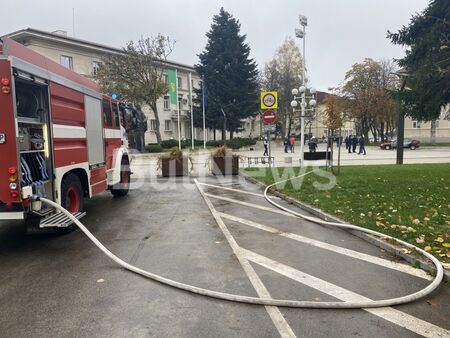 Мъжът, запалил колата си пред сградата на Община Враца, залял с течността и полицай