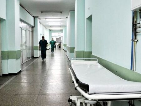 Мъж изрита медицинска сестра в корема