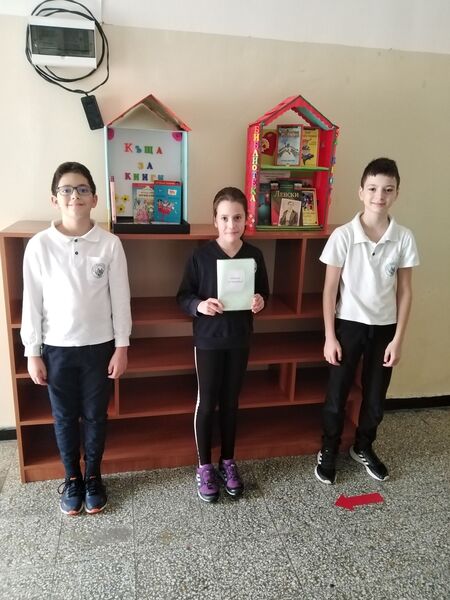 Ученици от Равда дариха книги на своето училище