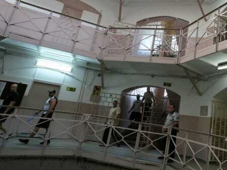 COVID-19 влезе в Софийския централен затвор, натръшка готвачите