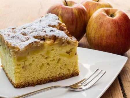 Фамозна рецепта на деня: Икономичен кекс с ябълки и орехи
