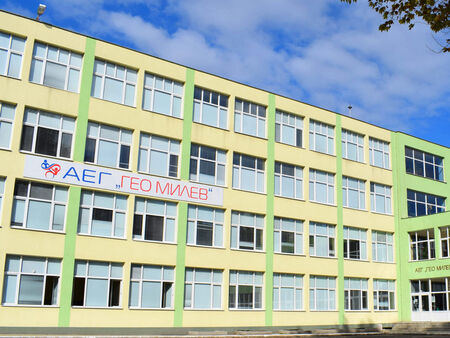 Бивши възпитаници и Общественият съвет дариха 6 проектора на Английската гимназия в Бургас