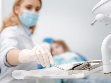 Зъболекарите скубят в епидемията : Пломбата удари 100 лева