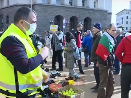 Гласуват новите мерки срещу коронавируса, посрещат министрите с протест