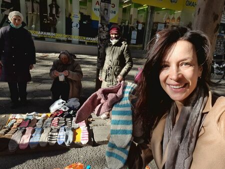 Яна Маринова готова за зимата, купи си вълнени чорапи от бабите на ул. "Александровска" в Бургас
