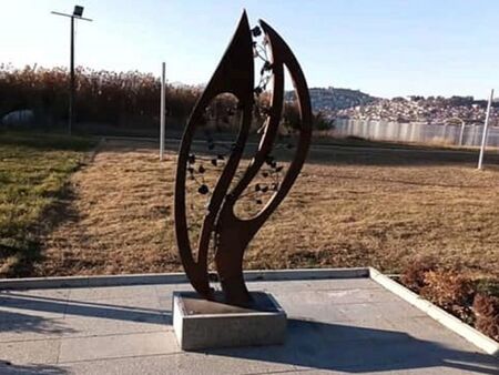 Македонците с поредна гавра! Строшиха и изтръгнаха паметника на жертвите от кораба „Илинден”