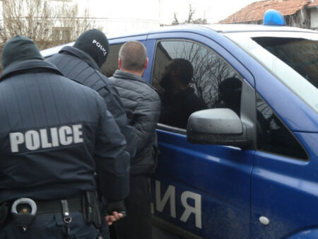 Арестуваха петима дилъри, продаващи на ученици в Бургаско