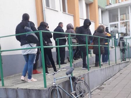  Бюрото по труда в Бургас работи на половина, десетки с часове чакат за един автограф 