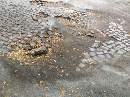 Тази дупка е бич за шофьорите в бургаския жк „Възраждане”, спукала е стотици картери