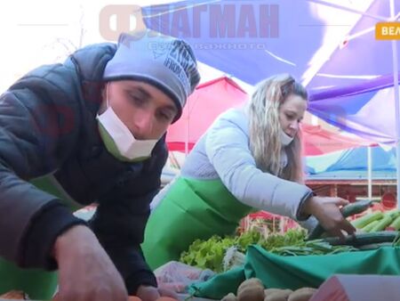 Шахматистка и хореограф продават зеленчуци във Велико Търново