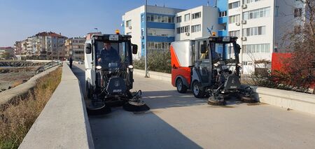 Община Поморие закупи два броя метачни машини за чистене на улици и алеи