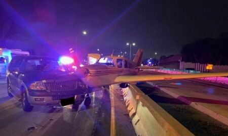 Като на кино: Самолет кацна аварийно на шосе, блъсна кола