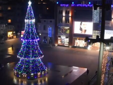 В Бургас вече е коледна приказка, елхата грейна без тържества заради пандемията