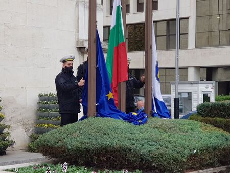 Ритуал по издигане на знамената и освещаване на никулденската трапеза в Бургас (НА ЖИВО)
