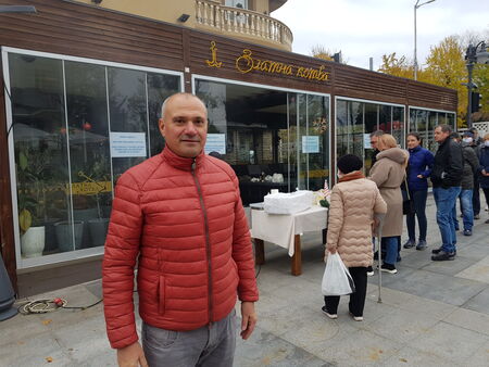 Над 300 порции скумрия раздават благотворително за Никулден от култовия р-т „Златна котва” в Бургас