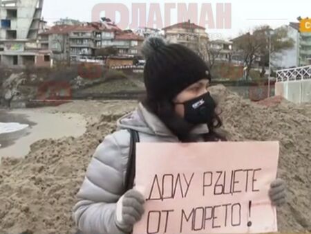 Багер разкопа Централния плаж на Созопол, протестиращи искат смяна на стопанина