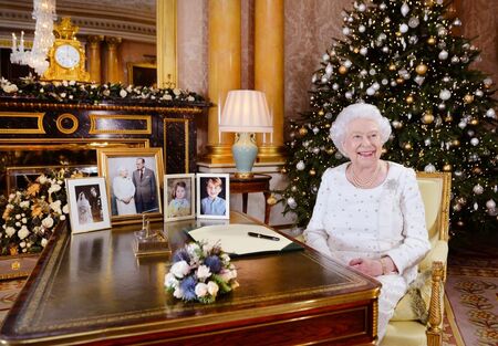 Коледни картички на кралица Елизабет II и принц Филип на търг