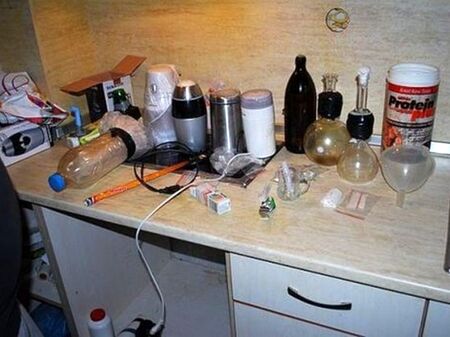 31-годишен мъж от с. Ново Паничарево превърна дома си в наркокухня, ето какво откриха ченгетата
