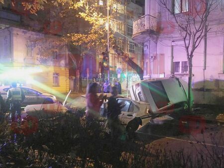 Две момичета и млад мъж са откарани в Спешното след зрелищната катастрофа в Бургас