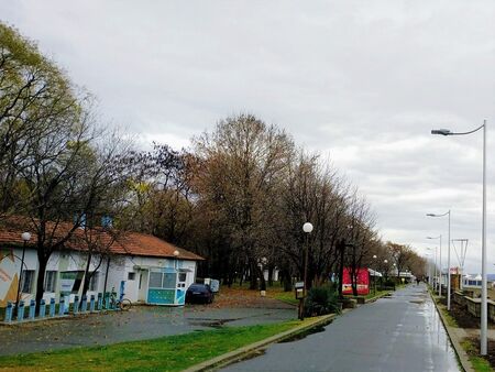 Започна монтажът на нови осветителни стълбове по крайбрежната алея