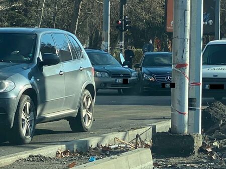 Субару и Мерцедес се блъснаха на възлово кръстовище в Бургас