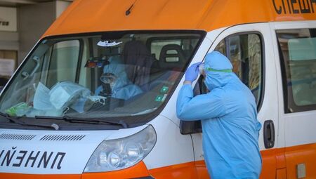 Линейка с пациент с COVID-19 се удари в автобус в Пловдив