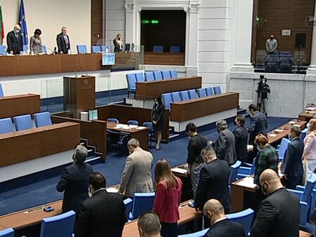 Народното събрание почете с едноминутно мълчание паметта на Валентин Касабов