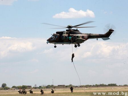 ДАНС уловила руски дипломат да събира тайни за войските на САЩ у нас - помагал му българин срещу пари