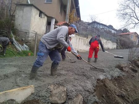 С техника от Общината и доброволен труд мъже от Айтос обновиха проблемна улица в града