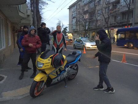 Моторист се хлъзна на прав участък по ул. "Христо Ботев" в Бургас