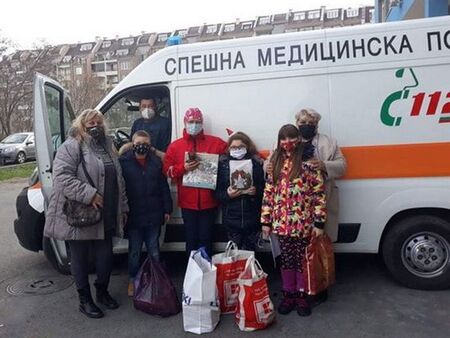 Ученици от ОУ “П. Р. Славейков” с мил жест за Коледа към Спешния център на УМБАЛ-Бургас