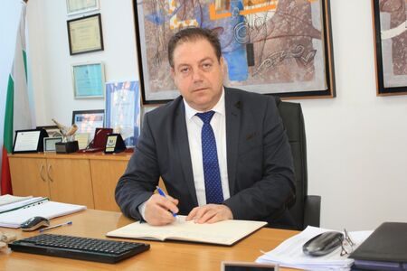 Шефът на Лекарския съюз първи се ваксинира в Пловдив