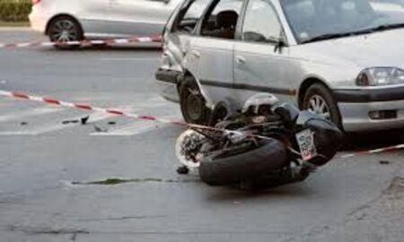 Извънредно! Моторист се заби в кола на кръговото до "Метро" в Бургас