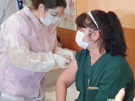 Първите ваксинирани лекари в Бургас: Да сложим край на пандемията, искаме да прегърнем близките си
