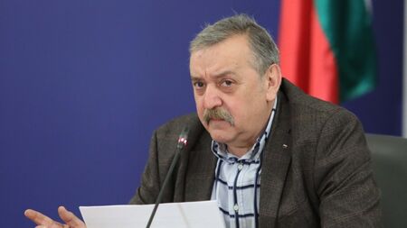 Проф. Кантарджиев: Няма да ни чипират, ваксината не засяга ДНК-то на човека