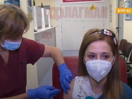 Ваксинират петима медици в КОЦ Бургас