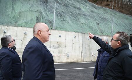 Премиерът Борисов направи оглед на укрепеното срутище на пътя за Рилския манастир