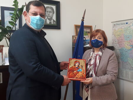 За пример: Учители от ОУ "Л. Каравелов" дариха 1100 лв. на УМБАЛ Бургас за борба с ковид