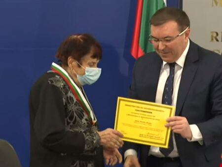 Здравният министър позлати медицинска сестра от Подвис