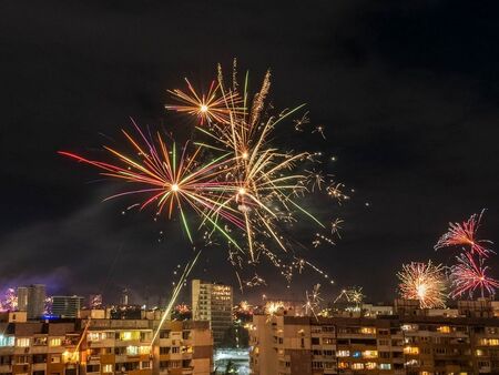 В Бургас новогодишната заря бе по-скромна, но пак бе впечатляваща