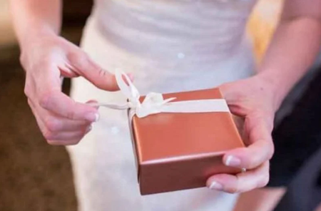 Булка отвори пред гостите подаръка на свекърва си, зашлеви младоженеца и избяга от сватбата