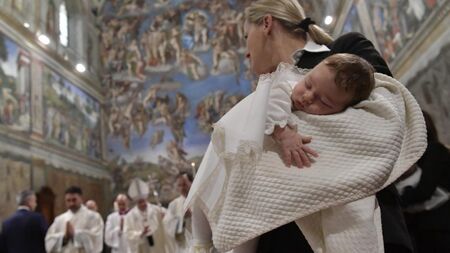 Папата няма да кръщава бебета в Сикстинската капела