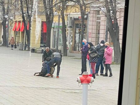 Мъж се строполи в центъра на Бургас