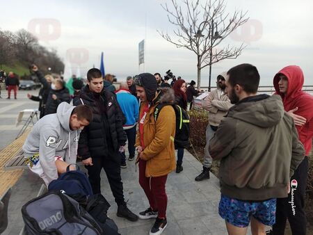 Гледайте НА ЖИВО във Флагман.бг ритуала по спасяването на Светия кръст в Бургас