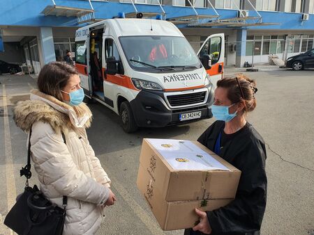 Бургаски медици на първа линия получиха дарение от витамини и имуностимуланти