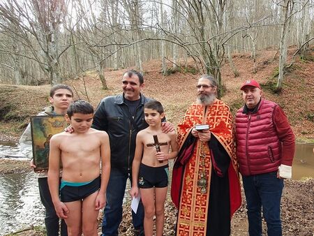 Традицията бе спазена: Мъжко хоро изви на водопад Докузак, 11-годишният Емилиян от Малко Търново спаси Кръста